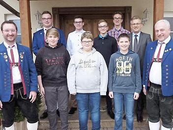 Erneut konnte Kreisdirigent Roman Steiger (l.) neun  Leistungsabzeichen in Silber und Gold an den Neukenrother musikalischen Nachwuchs überreichen. Mit im Bild Zweiter Vorsitzender Julian Kaim, Bürgermeister Rainer Detsch und Vorsitzender Eugen Rebhan (r.) Foto: Gerd Fleischmann