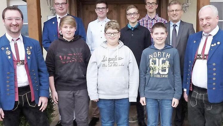 Erneut konnte Kreisdirigent Roman Steiger (l.) neun  Leistungsabzeichen in Silber und Gold an den Neukenrother musikalischen Nachwuchs überreichen. Mit im Bild Zweiter Vorsitzender Julian Kaim, Bürgermeister Rainer Detsch und Vorsitzender Eugen Rebhan (r.) Foto: Gerd Fleischmann