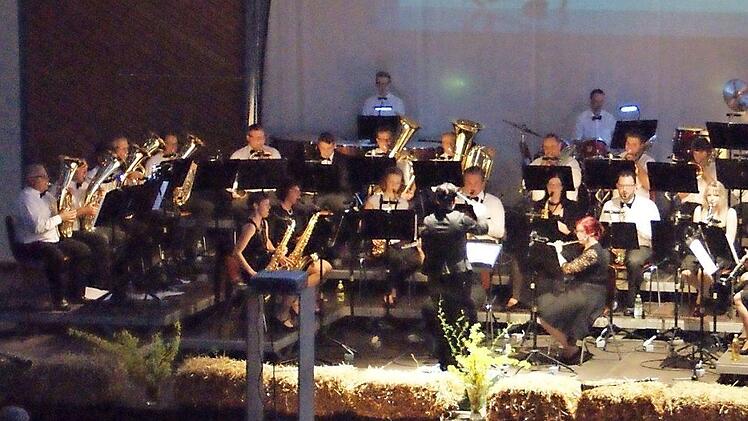 In sehr stimmungsvoller Atmosphäre präsentierte der Musikverein Dankenfeld sein Frühlingskonzert im Oberaurach-Zentrum in Trossenfurt. Foto: Sabine Weinbeer