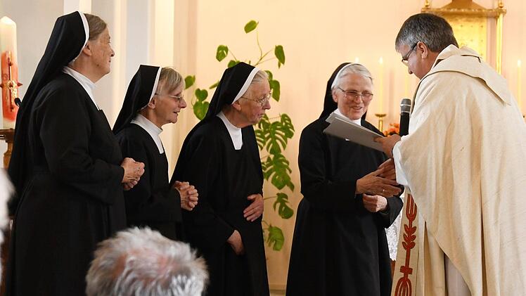 Urkunden des Würzburger Bischofs Dr. Friedhelm Hofmann überreichte Domkapitular Clemens Bieber an die Schwestern Silvia, Talida und Werenfried beim Abschiedsgottesdienst am Freitag. Mit auf dem Bild (links) Generaloberin Katharina Wildenauer.  Foto: Andrea Friedrich