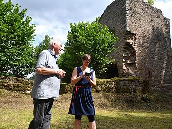 Gerhard Schätzlein erzählt die Geschichte der Ruine "Mauerschädel": Im Mittelalter versteckten die Menschen sich in der Kirchenburg vor Feinden. Auch Reste der "Gaden", in denen Vorräte gelagert wurden, sind noch zu sehen.  Fotos: Ronald Rinklef