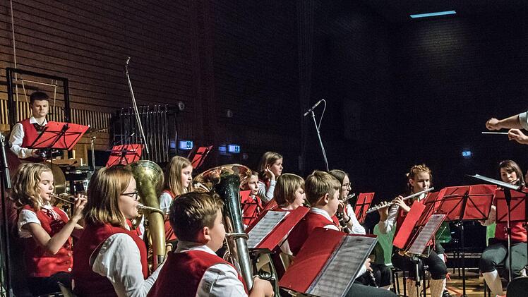 Impressionen vom Weihnachtskonzert mit dem Jugendorchester und dem Musikverein Stadt Rödental in der fast ausverkauften Franz-Goebel-Halle.Foto: Jochen Berger