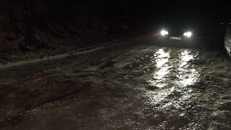 In der Nacht auf Samstag drohen glatte Straßen in Mittelfranken, in Unterfranken und der Oberpfalz. Foto: Alexander Auer/dpa