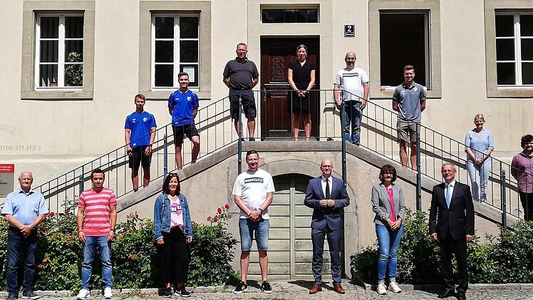Soziale Verbundenheit trotz Abstandswahrung: Mit einem Geldgeschenk des Freistaats bedankten sich der stellvertretende Landrat Gotthard Schlereth (vordere Reihe, von rechts), Regionalmanagerin Cordula Kuhlmann (Landratsamt) und Oberbürgermeister   Dirk Vogel bei den acht Vereinen und Organisationen für ihre Hilfe in der Corona-Krise. Sigismund v. Dobschütz