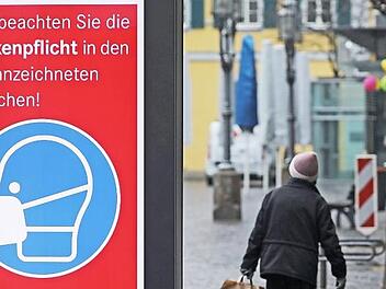 Weiterhin gilt: Abstand halten und eine Mund-Nasen-Bedeckung dort tragen, wo es erforderlich ist. Das Coronavirus ist überall.  Foto: Archiv