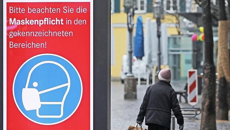 Weiterhin gilt: Abstand halten und eine Mund-Nasen-Bedeckung dort tragen, wo es erforderlich ist. Das Coronavirus ist überall.  Foto: Archiv