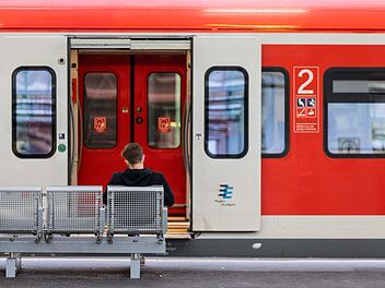 Zug fahren kann so schön sein. Aber Vorsicht: Es gibt Dinge, die du im Zug niemals tun solltest
