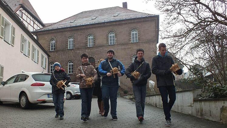 Johannes Klein, Julia Hartmann, Andreas Mauser, Rene Welker und Johannes Wirth beim Ratschen. Foto: Manfred Welker