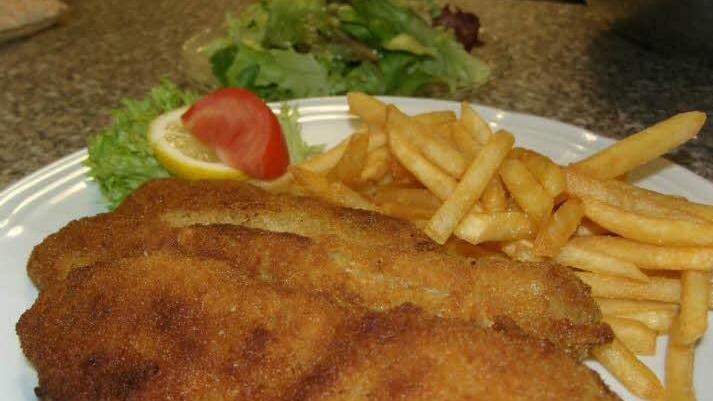 Dann wird Seitan in Gemüsefonds gekocht, danach aufgeschnitten und - wie hier als veganes Schnitzel - gebraten.