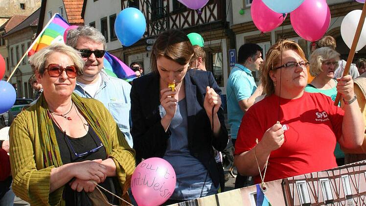 Auch Weismain ist bunt. Hier waren es rund 100 Menschen die gegen braunes Gedankengut auf die Straße gingen.