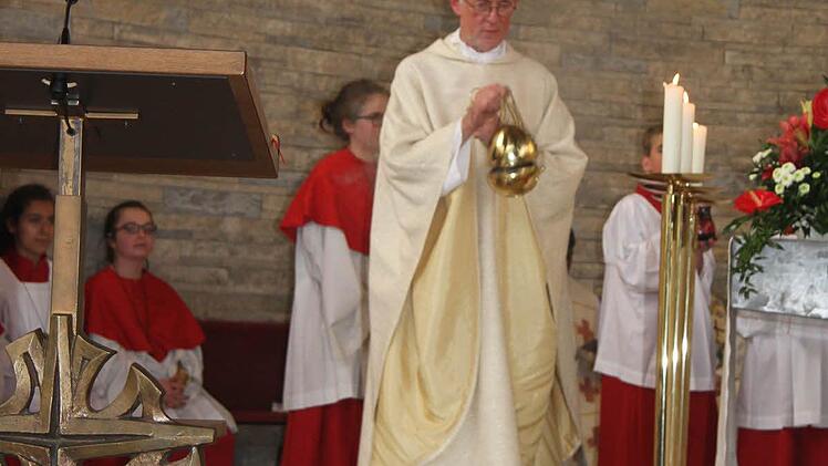 Mit einem Festgottesdienst zu Ehren von Hans Roppelt begann seine große Geburtstagsfeier, zu der rund 400 Weggefährten des Dekans aus nah und fern anreisten