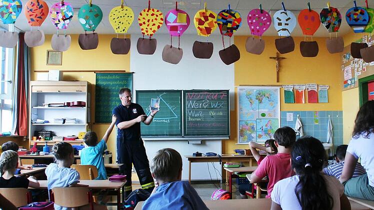 Brandschutzerziehung im Unterricht in der 3. Klasse der Grundschule Ebenhausen. Foto: Werner Vogel