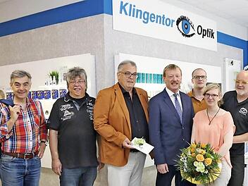 Stadtrat Dr. Rainer Kuttner, Stadtrat Herbert Gransitzki, Gerhard Wingelfeld vom Stadtmarketing und Bürgermeister Peter Juks freuen sich mit Johannes, Juliana und Dietmar Werner über die Neueröffnung von Klingentor-Optik.  Foto: Walter Meding