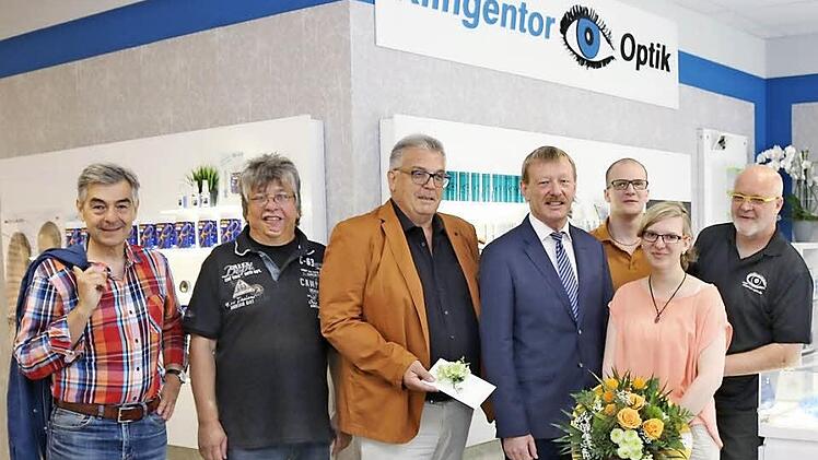 Stadtrat Dr. Rainer Kuttner, Stadtrat Herbert Gransitzki, Gerhard Wingelfeld vom Stadtmarketing und Bürgermeister Peter Juks freuen sich mit Johannes, Juliana und Dietmar Werner über die Neueröffnung von Klingentor-Optik.  Foto: Walter Meding