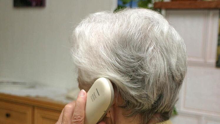 Die Betrüger geben sich am Telefon als AOK-Mitarbeiter aus und versuchen, sich Bankverbindungen zu erschleichen.Foto: Hänseler