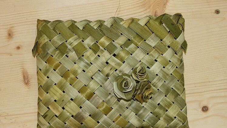 Schöne Dinge wie dieses Täschchen entstanden beim Flechtkurs in Lichtenfels. Foto: Popp
