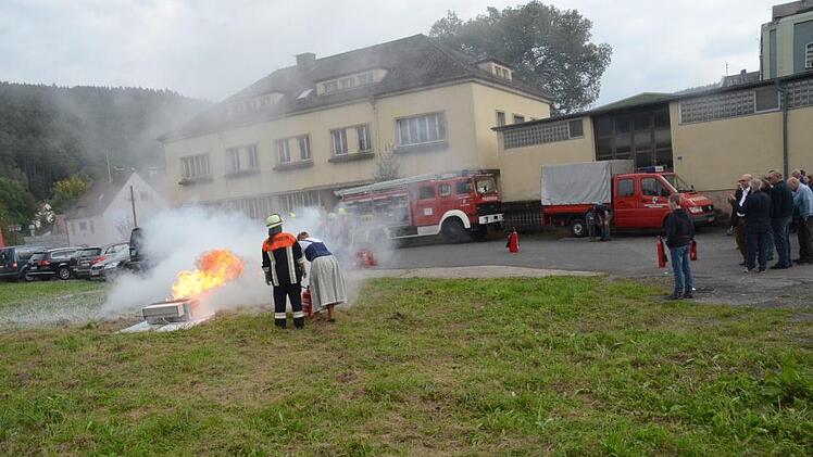Im Kerwa Dirndl wagte sich Andrea Oehrlein von der KWG an die Löscharbeiten bei der Schauübung der FF Weißenbrunn. Foto: Karl-Heinz Hofmann