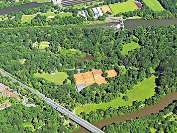 Das Kerngebiet des Hains zwischen Regnitz und Kanal aus der Vogelperspektive. Gut zu erkennen (von unten nach oben) die Schillerwiese, die Anlage des TC Bamberg, die Festwiese mit dem Musikpavillon und der Botanische Garten mit Hainweiher Foto: Stadtplanungssamt/aerowest