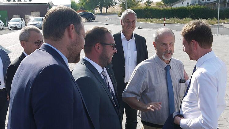 Sachsens Ministerpräsident Michael Ketschmer bei der Besichtigung der Firma Heim in Unterlauter.Berthold Köhler