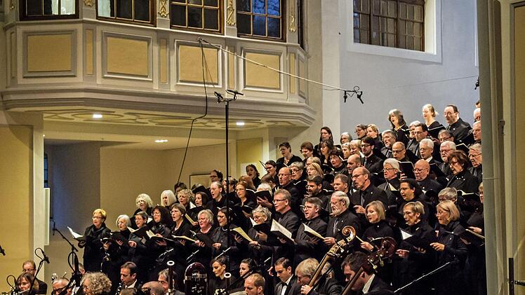 Der Coburger Bachchor beeindruckte zahlreiche Zuhörer in der Morizkirche. Im Mittelpunkt des Konzerts stand die Uraufführung eines neuen Werkes des aus Coburg stammenden Komponisten Marcus M. Reißenberger. Jochen Berger