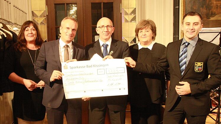 Redaktionsleiterin Susanne Will und Saale-Zeitungsgeschäftsführer Alxander Subat freuen sich, von den Vorsitzenden Michael Seufert (Mitte) und Alexander Mathes sowie von Sabine Hegemann den Scheck in Höhe von 3333 Euro für die Weihnachtshilfe entgegenzunehmen, Foto: Sigismund von Dobschütz