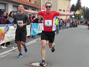 Markus-Kristan Siegler jubelt über den vierten Sieg beim vierten Baiersdorfer Krenlauf. Fotos: Jochen Brosig