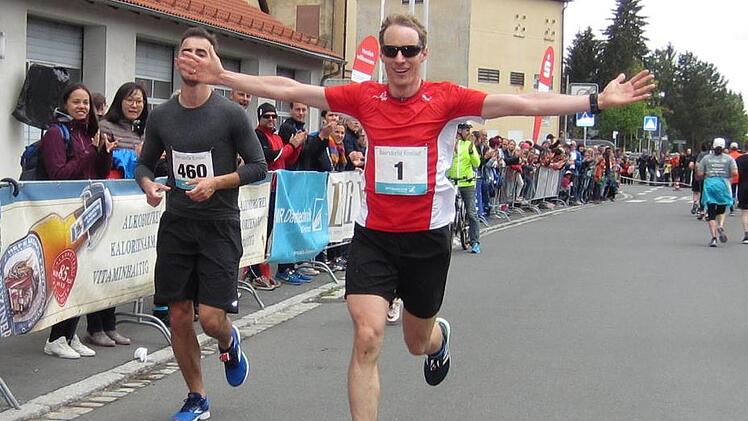 Markus-Kristan Siegler jubelt über den vierten Sieg beim vierten Baiersdorfer Krenlauf. Fotos: Jochen Brosig