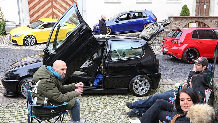 Dieser GTI mit seinen Flügeltüren wird von den Besuchern natürlich  bestaunt. Dieter Britz