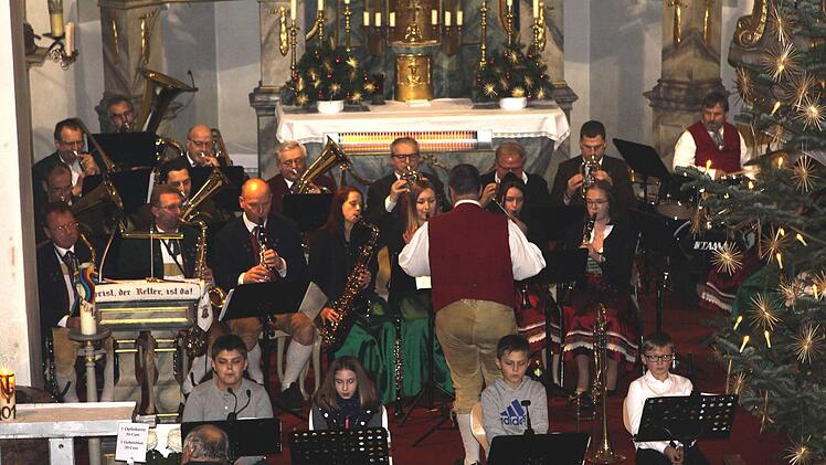 Die Blasmusikkapelle Neuengrün/Schlegelshaid erfreute unter der Leitung von Wolfgang Schrepfer bei der weihnachtlichen Feier der vier Neuengrüner Vereine die Besucher in der Kirche. Michael Wunder
