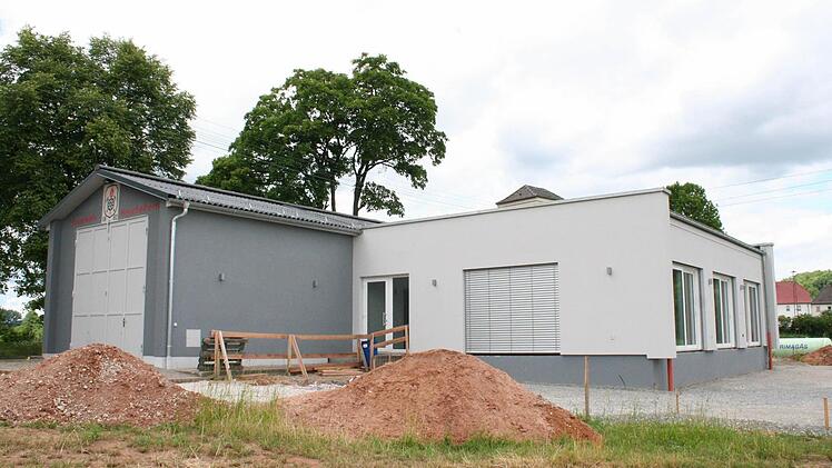 Zum Dorfgemeinschaftshaus wurde das ehemalige Feuerwehrhaus von Heuchelheim umgebaut und erweitert. Es ist eines der Objekte, um die in der Sitzung heftig diskutiert wurde. Foto: Evi Seeger