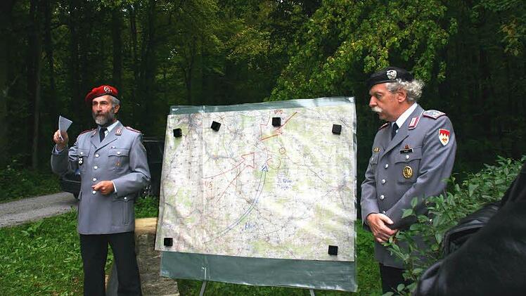 Bei einer Veranstaltung 2007 zeigten die Reservisten Gerhard Bauer und Dieter Popp die Ereignisse im Limpurger Forst auf. Foto: G. Bauer