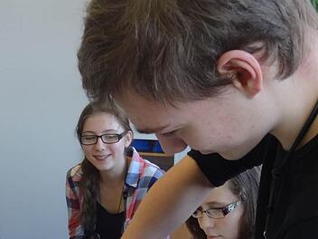 Das Verschrauben der Lautsprecher bereitet diesem Schüler sichtlich Freude. Foto: privat