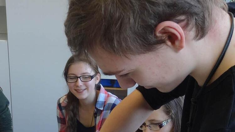 Das Verschrauben der Lautsprecher bereitet diesem Schüler sichtlich Freude. Foto: privat