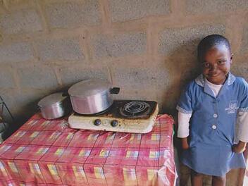 Nolwazi freut sich über ein Topfset, das sie sich dank des Hilfsprojekts "Siyabonga - Helfende Hände für Afrika" kaufen konnte.  Fotos: Realschule Bad Staffelstein