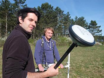 Philipp Schinkel und Franz Bechtold studieren im zweiten Mastersemester an der Uni Würzburg Früh- und Vorgeschichte. Jetzt waren sie mit ihren Messgeräten einer Fliehburg auf dem Schlossberg Saaleck auf der Spur. Foto: Gerd Schaar