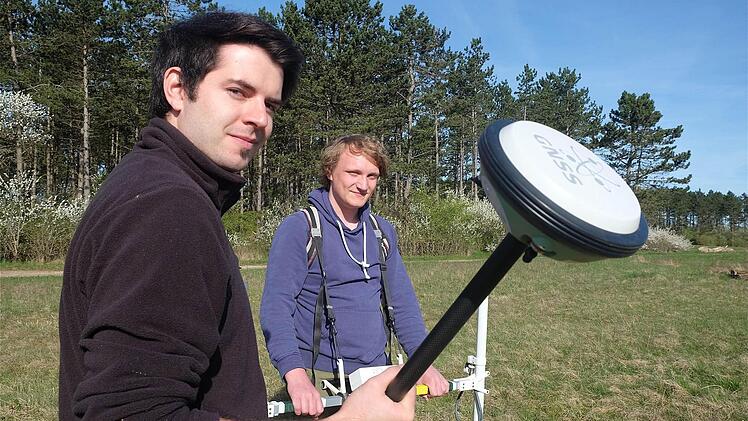 Philipp Schinkel und Franz Bechtold studieren im zweiten Mastersemester an der Uni Würzburg Früh- und Vorgeschichte. Jetzt waren sie mit ihren Messgeräten einer Fliehburg auf dem Schlossberg Saaleck auf der Spur. Foto: Gerd Schaar