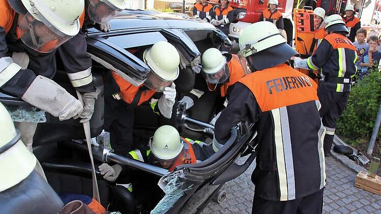 Hydraulik ersetzt Muskelkraft: Nach dem Durchtrennen der Holme wurde das Fahrzeugdach von innen her mechanisch behutsam aufgebogen. Fotos: Ralf Kestel