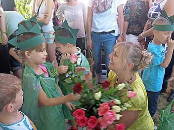 Blumen für die besten Kindergartenleiterin der Welt: Die Kleinen schenkten in Eltingshausen Waltraud Schott Rosen zu ihrem Dienstjubiläum. Foto: Stefan Geiger