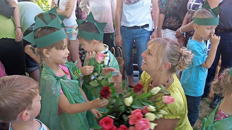 Blumen für die besten Kindergartenleiterin der Welt: Die Kleinen schenkten in Eltingshausen Waltraud Schott Rosen zu ihrem Dienstjubiläum. Foto: Stefan Geiger