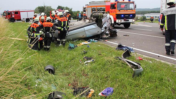 Neben Wrackteilen flogen auch Bierfässer und -gläser aus dem Auto.Foto: Ralf Kestel