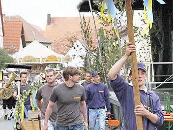 Am Samstag, 29. August, wird mit vereinten Kräften und viel Tradition von den Kerwasburschen wieder der Kirchweihbaum in Kirchehrenbach aufgestellt.  Fotos: fra-press