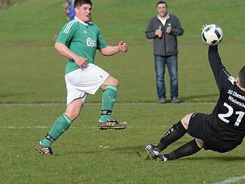 Ausgeguckt: Riedenbergs Stefan Wich lässt mit seinem Schuss Sebastian Solf (SV-DJK Oberschwarzach) keine Chance. Foto: ssp