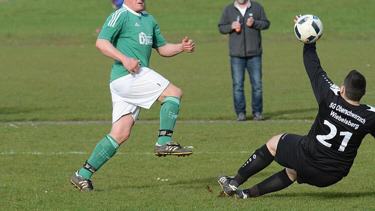 Ausgeguckt: Riedenbergs Stefan Wich lässt mit seinem Schuss Sebastian Solf (SV-DJK Oberschwarzach) keine Chance. Foto: ssp