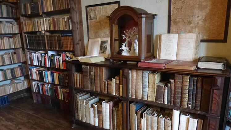 Raritäten zuhauf finden sich in den Regalen der historischen Bibliothek von Schloss Greifenstein.  Fotos: Carmen Schwind