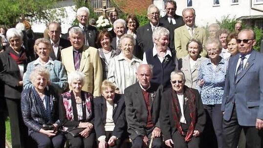 Eiserne Konfirmation (65 Jahre) feierten die Jahrgänge 1950/51. (1950): Edeltraud Berger, Eleonore Götz, Annelore Kögel, Eleonore Motschmann, Marianne Schwarz, Anni Volk, Kurt Häublein, Otto Rupp, Albin Stumpf und Helmut Wagner. (1951): Luise Hauck, Edith Heller, Helga Jurinka, Erika Merettig, Irmgard Tenner, Meta Schmidt, Meta Schuberth, Erika Völk, Sieglinde Zapf, Horst Heinlein, Eduard Herrmann, Helmut Heumann, Horst Schmidt und Karl Volk