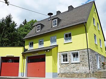 Das Feuerwehrgerätehaus in der Schnaid mit seinen beiden Ausfahrten. Links der neue Anbau. Foto: Susanne Deuerling