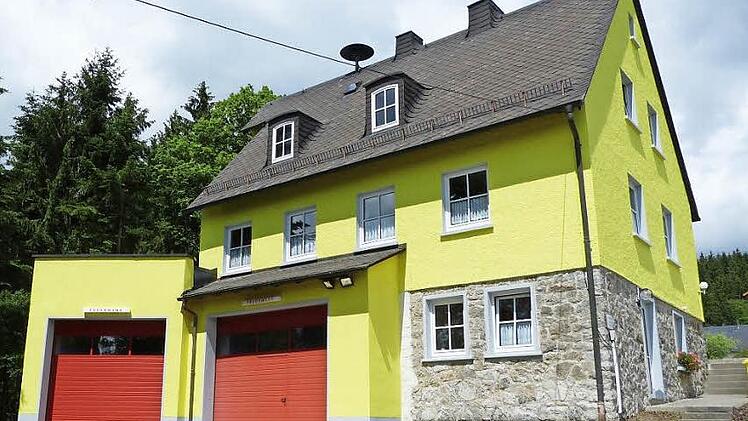 Das Feuerwehrgerätehaus in der Schnaid mit seinen beiden Ausfahrten. Links der neue Anbau. Foto: Susanne Deuerling