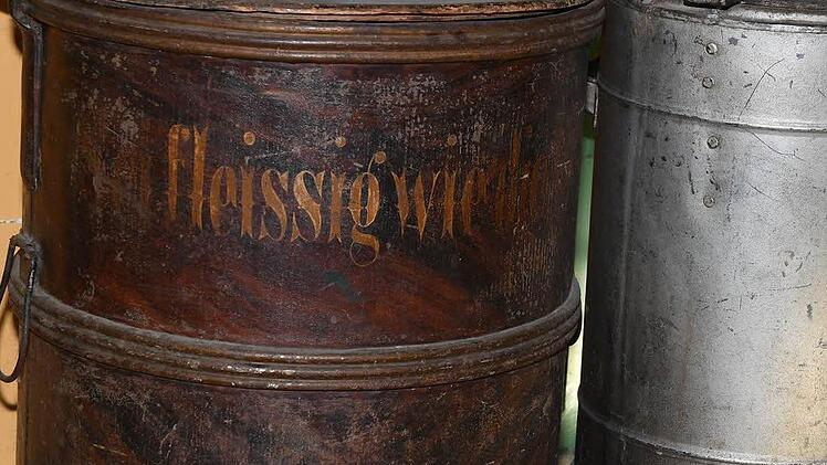 1873 stellte die Firma Carl Fritz die erste Honigschleuder aus Metall her. Vorher wurden die Waben in Holzbottichen geschleudert. War Weißblech einst noch die Innovation wird heute ausschließlich Edelstahl eingesetzt. Foto: Ronald Rinklef