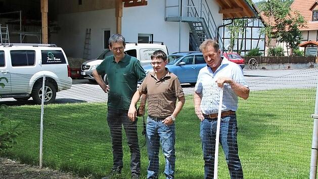 Georg Scheuring, Andreas Schlembach und Edgar Thomas (von links) sehen sich Masth&auml;hnchen an. Zum "Tag des offenen Hofes" am n&auml;chsten Wochenende gibt es noch mehr zu sehen und zu erleben.  Foto: Thomas Malz