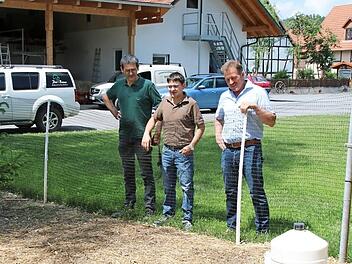 Georg Scheuring, Andreas Schlembach und Edgar Thomas (von links) sehen sich Masthähnchen an. Zum "Tag des offenen Hofes" am nächsten Wochenende gibt es noch mehr zu sehen und zu erleben.  Foto: Thomas Malz